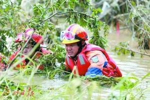 义工救援队抗洪救灾一天泡在水里十几个小时组图